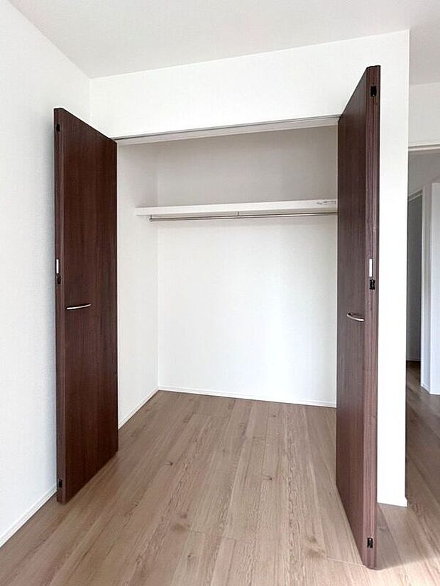 【収納】☆クローゼット(洋室B)☆容量大きめなので、お部屋がすっきり片付きます♪