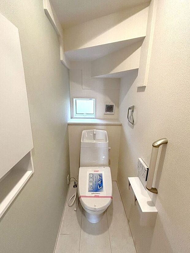 【トイレ】☆トイレ☆忙しい朝も安心の各階設置♪冬場特に重宝する温水便座機能付き♪小窓が付いているので換気もしっかり行えます♪