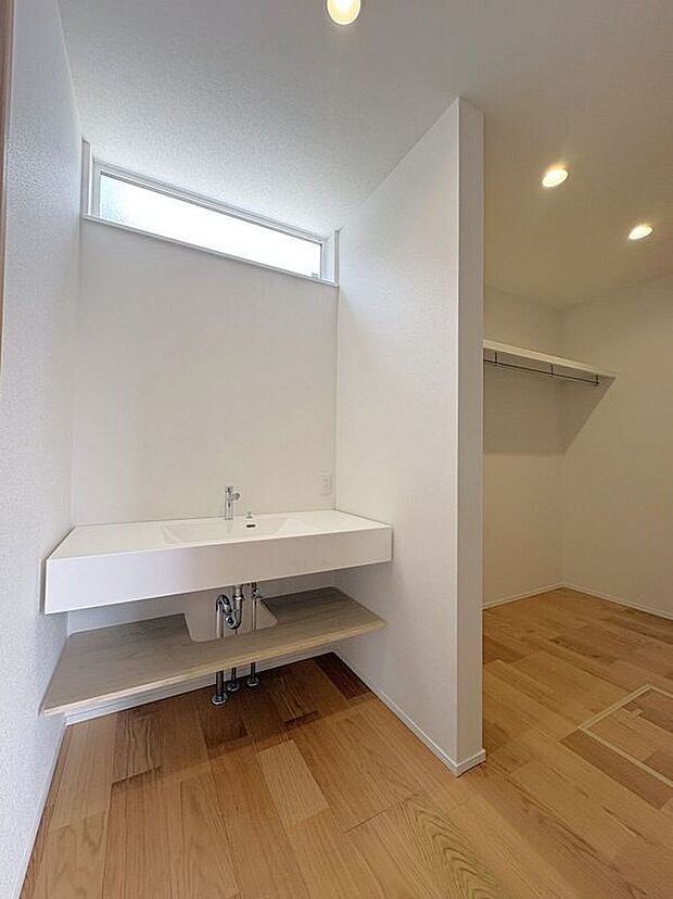 【洗面】☆脱衣室☆可動棚式の収納スペース完備の広々とした脱衣室♪