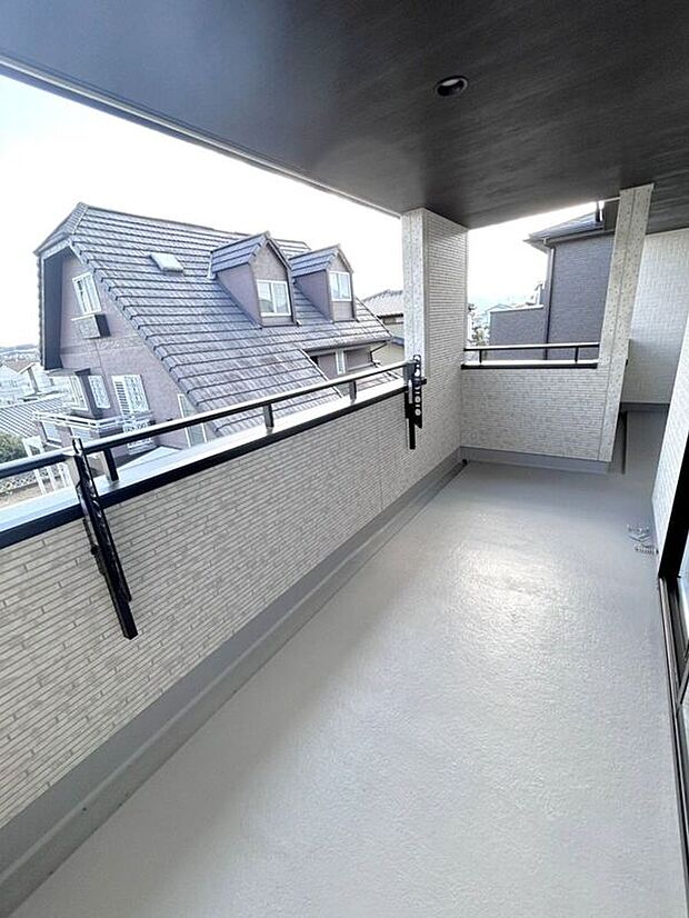 【バルコニー】☆バルコニー☆お洗濯物もしっかり干せるバルコニー♪日当たりの良い空間です♪2部屋から出入り可能♪