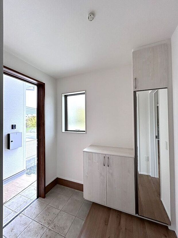 【玄関】☆シューズボックス☆飾り棚の付いたシューズボックス♪フォトフレームやお花を飾ってお洒落な玄関スペースに♪