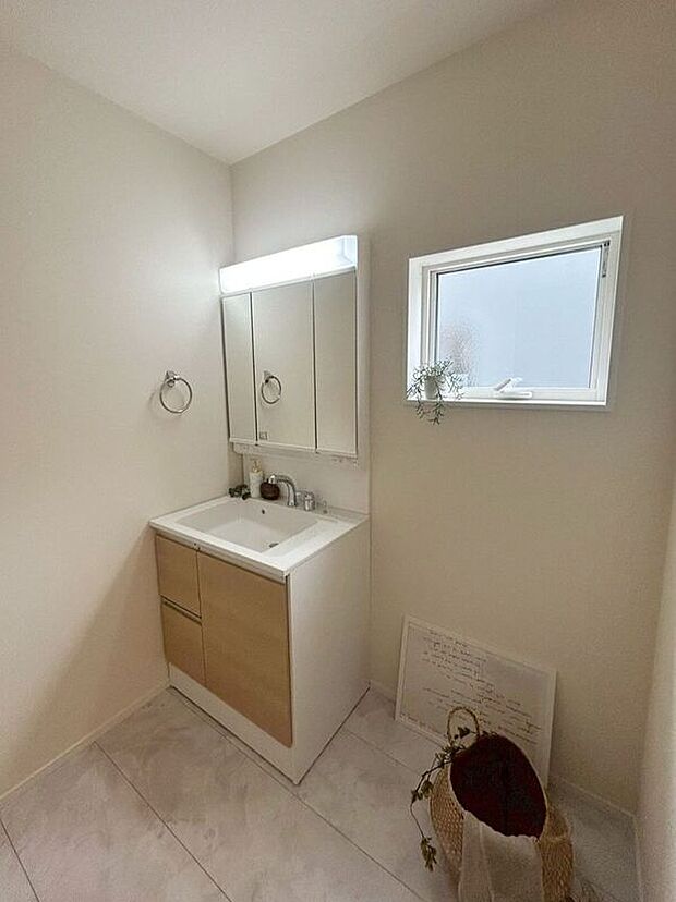 【洗面】☆洗面脱衣室☆ゆとりのある広さの洗面脱衣室♪洗面台は使い勝手の良い三面鏡仕様♪鏡裏にも収納スペースしっかり完備♪