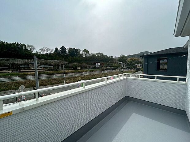 【バルコニー】☆バルコニー☆南向きに面しているので陽当たりも良くお洗濯物もよく乾きます♪