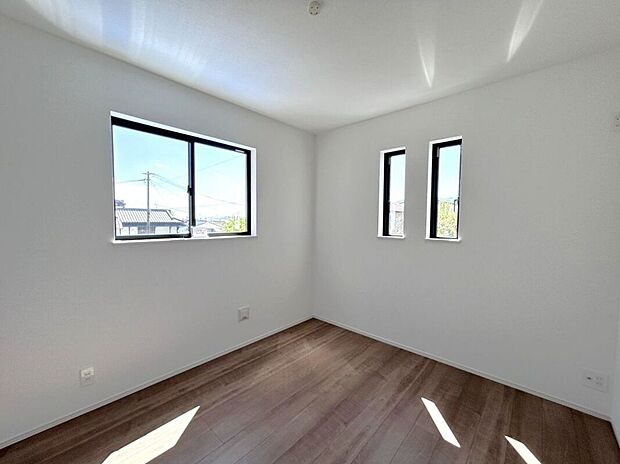 【洋室】☆西側5.25帖洋室☆小窓が光を分散してお部屋全体に明るい光を取り込みます♪