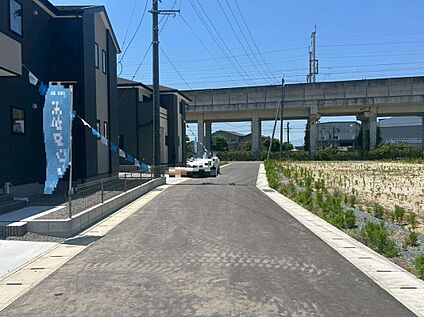 前面道路含む外観