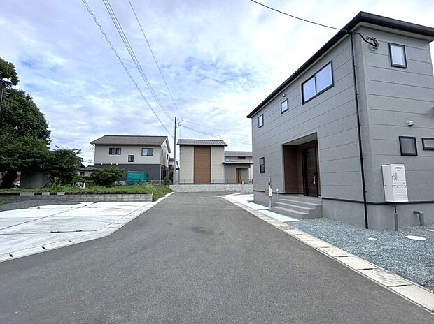 【前面道路含む外観】☆2号棟側・前面道路☆