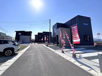 前面道路含む外観