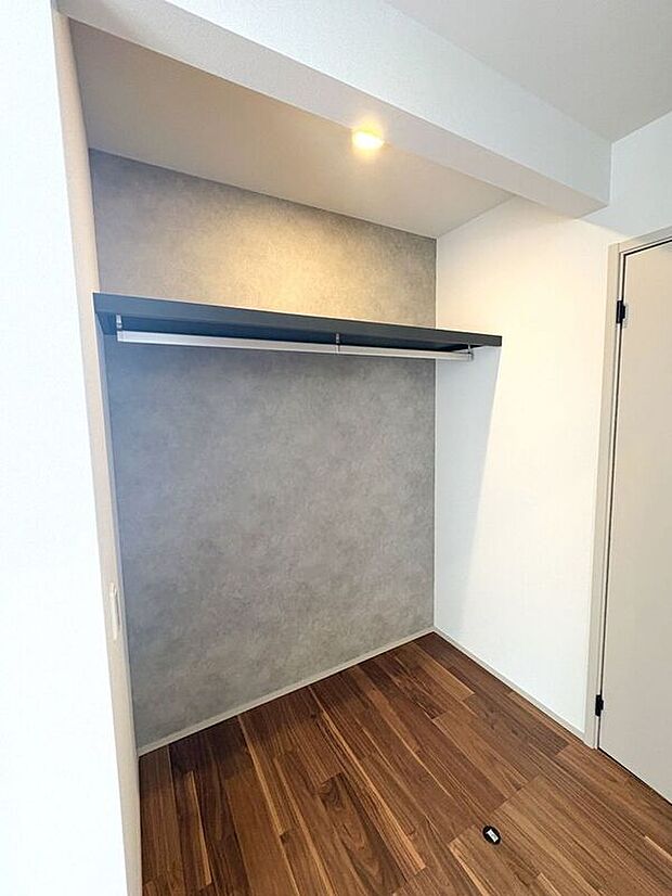 【収納】☆オープンクローゼット(8.7帖洋室)☆お部屋の一部としてもお使いいただける扉なしのクローゼット♪