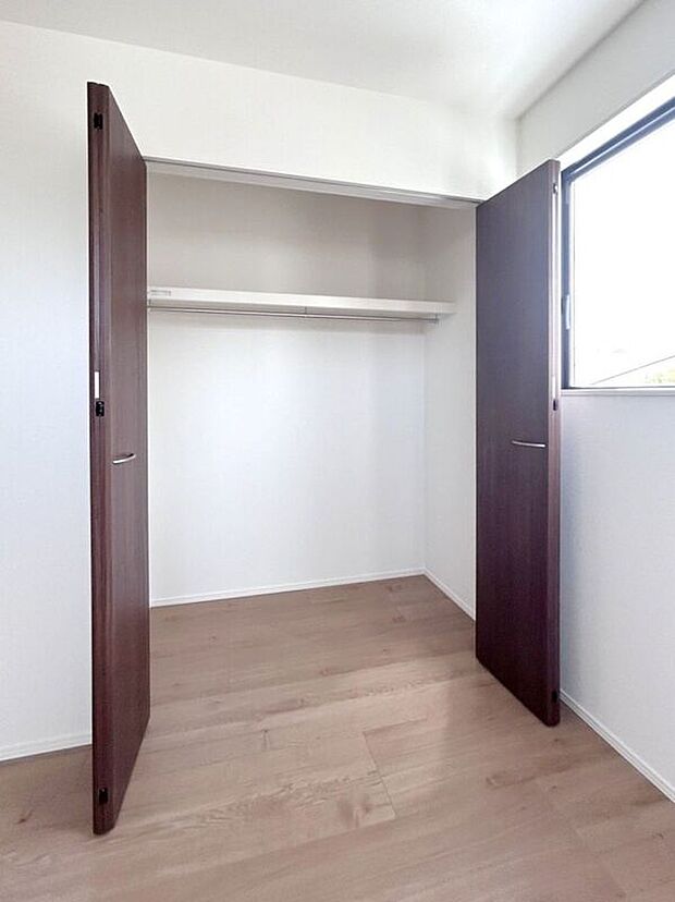 【収納】☆クローゼット(洋室B)☆容量大きめなので、お部屋がすっきり片付きます♪