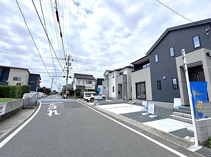 前面道路含む外観