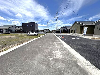 前面道路含む外観