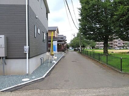 前面道路含む外観