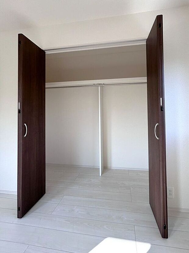 【収納】☆クローゼット(6帖洋室)☆容量大きめなので、お部屋がすっきり片付きます♪