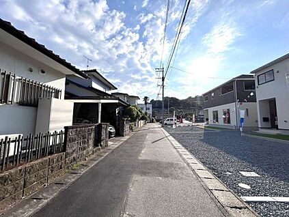 前面道路含む外観