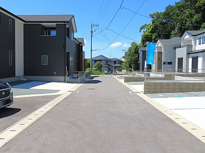 前面道路含む外観