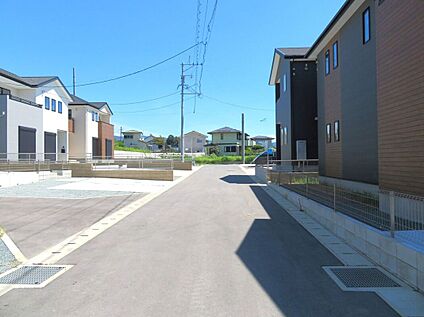 前面道路含む外観