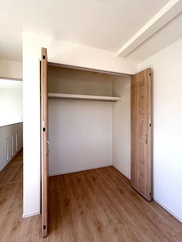 【収納】☆クローゼット(5.25帖洋室)☆容量大きめなので、お部屋がすっきり片付きます♪