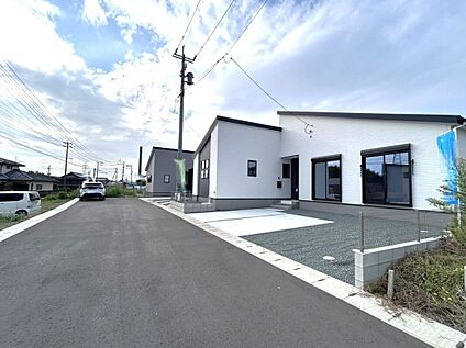 前面道路含む外観
