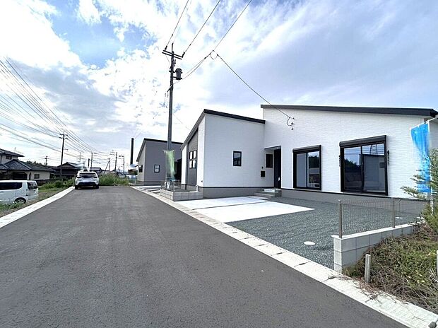 【前面道路含む外観】☆前面道路☆