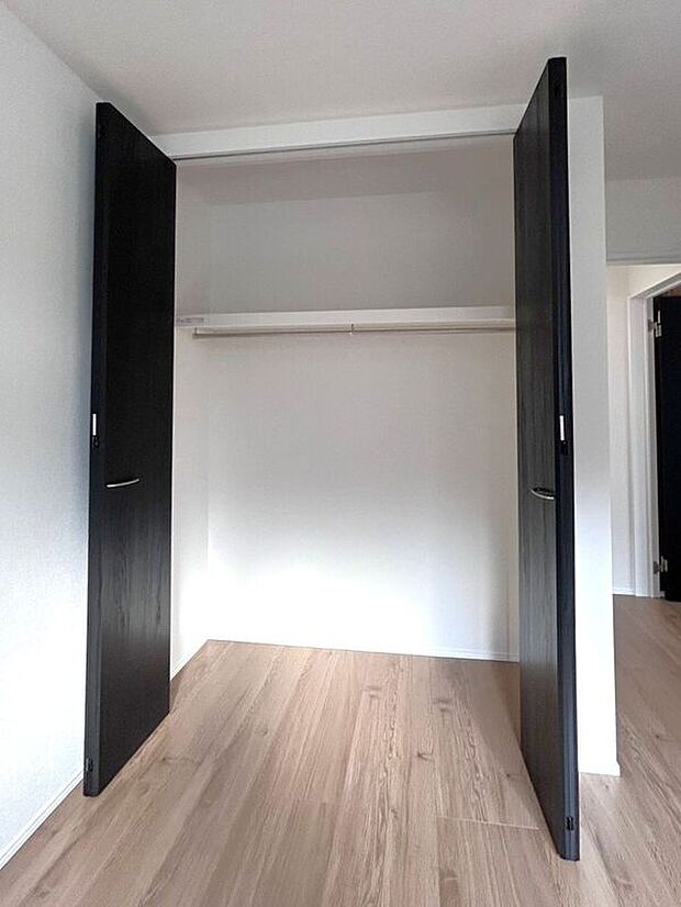【収納】☆クローゼット(洋室B)☆容量大きめなので、お部屋がすっきり片付きます♪