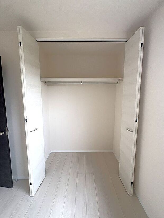 【収納】☆クローゼット(6帖洋室)☆容量大きめなので、お部屋がすっきり片付きます♪