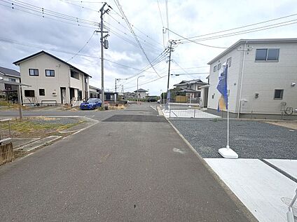 前面道路含む外観