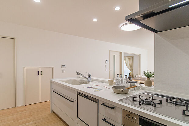 食洗器の付いたスタイリッシュなシステムキッチン。
家事の時短に効果大の食洗器付き。高温洗浄、節水効果もございます。/2号地