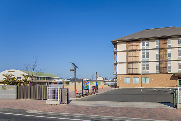 総社小学校(約1,300m)