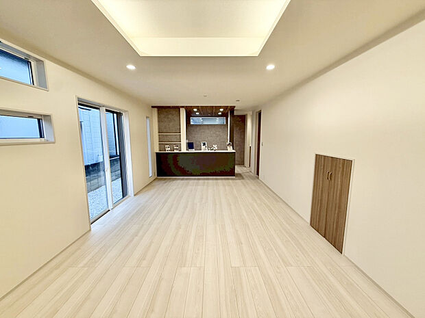 【LDK20.0帖 ｜ 1号棟】　南向きのリビング窓から光が入り明るいリビングです 