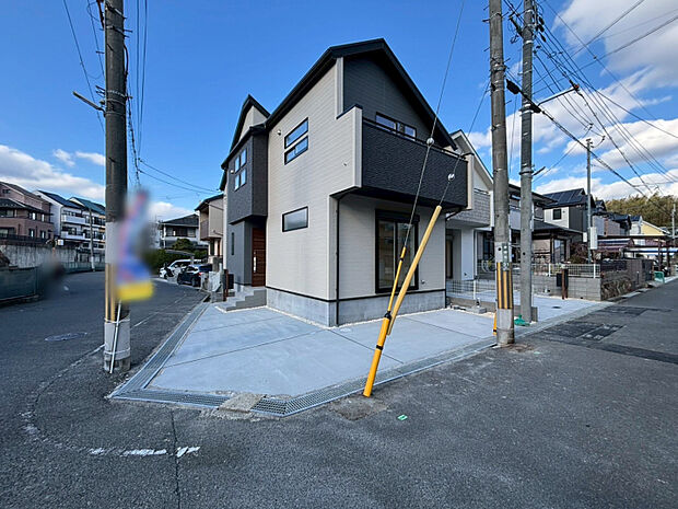 【外観 ｜ 1号棟】　 2台駐車可能！ （軽自動車1台）