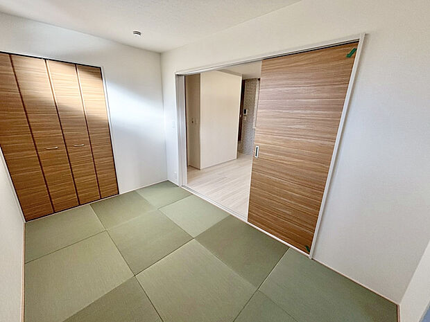 【【和室5.0帖 ｜ 1号棟】】リビングと続きの和室は間仕切り扉付きでしっかり閉め切ることもできます！　