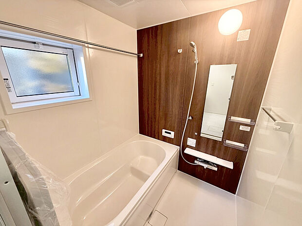 【【浴室 ｜ 1号棟】 】アクセントパネルがオシャレな清潔感ある浴室です！浴室暖房換気乾燥機付きです！