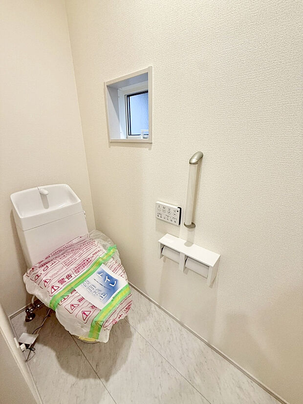 【【1階トイレ ｜ 1号棟】】ウォシュレット付トイレを各フロアに設置！