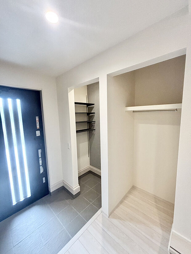 【玄関写真　(1)号棟】【玄関土間収納 ｜ 1号棟】 土間収納は可動棚付きでアウトドアグッズも収納できます！