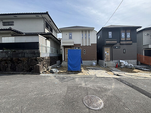 【現地写真2026年5月撮影】前面道路が広く、駐車が苦手な方も安心！　