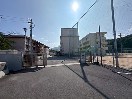 祇園中学校 690ｍ(徒歩9分)