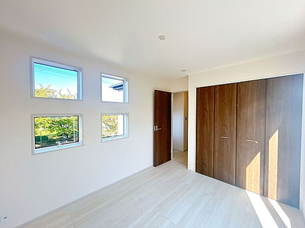 窓から風を感じられる快適なお部屋です。