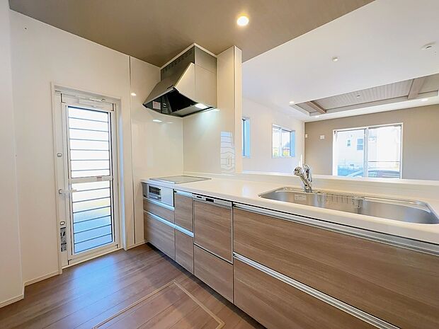 カウンターキッチンなので、お料理をしながらリビングを見渡すことができます◎(同社施工事例)