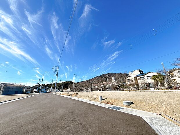 【外観】住宅地のため周辺は車の通行量も少なく、通期・登園・通学・ショッピングなど日々の往来も快適です。