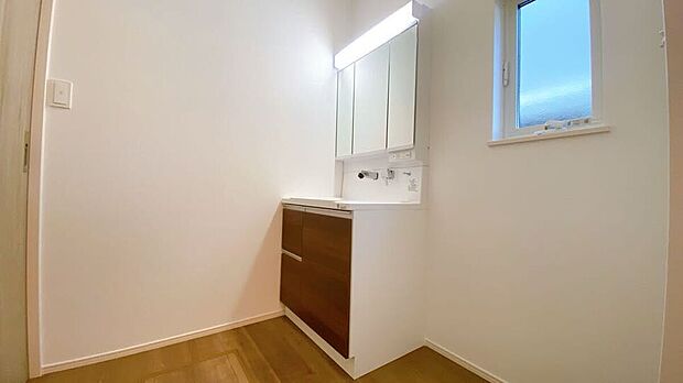 【洗面化粧台】シャンプードレッサー付き洗面台が付いております◎（2号棟）