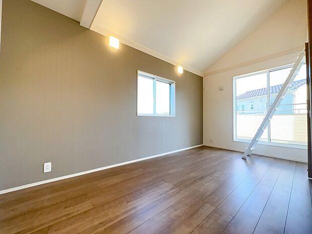 【洋室】窓から風を感じられる快適なお部屋です。(同社施工事例)