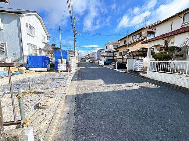 【前面道路】広々とした前道で車の出し入れもスムーズにできます。