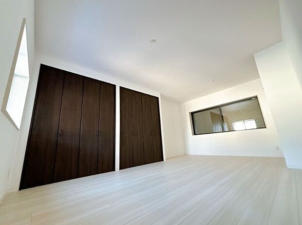 【 洋室】大きな窓から朝日が差し込み、目覚めのよい１日が迎えられそうです◎（同社施工事例）