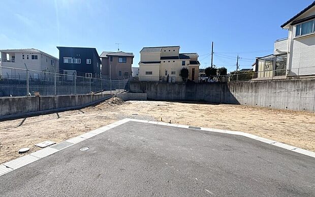 【外観】住宅地のため周辺は車の通行量も少なく、通期・登園・通学・ショッピングなど日々の往来も快適です。