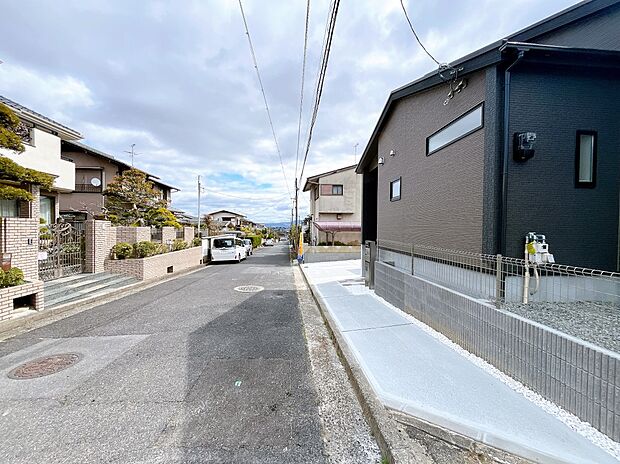 【外観】周辺に高い建物がなく日当たり良好な立地です。
