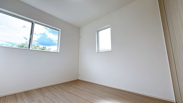 【洋室】白を基調にした内装で空間がより広く感じられるお部屋です。（同社施工事例）
