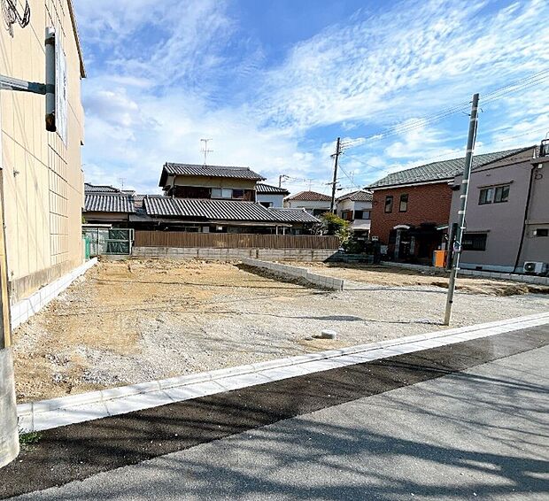 【外観】住宅地のため周辺は車の通行量も少なく、通期・登園・通学・ショッピングなど日々の往来も快適です。