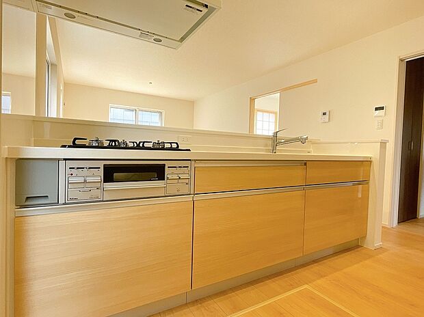 【システムキッチン】カウンターキッチンなので、お料理をしながらリビングを見渡すことができます◎
（同社施工事例）