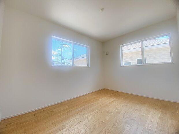 【洋室】ご家族揃ってお休みいただける、広々としたお部屋です。（同社施工事例）
