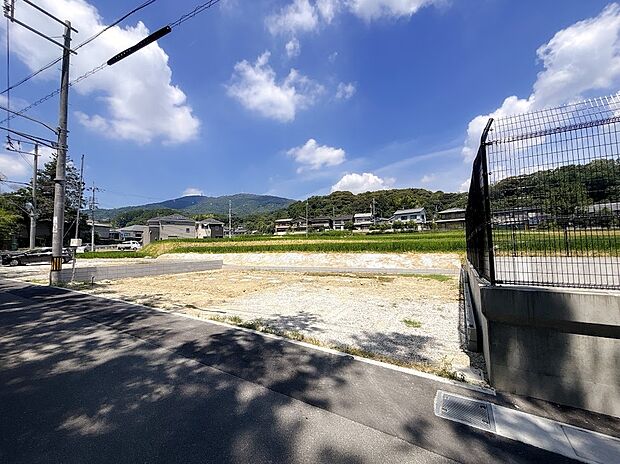 【外観】付近には緑や山など多く、豊かな自然の風景を望んでいただけます◎